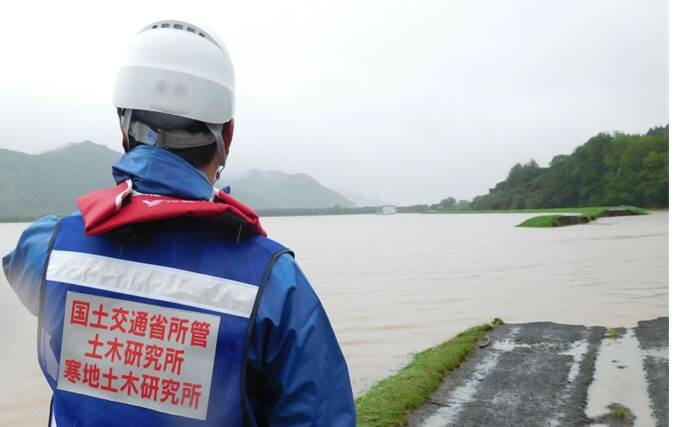 平成28年台風第10号等における災害調査・技術支援を行う職員の様子