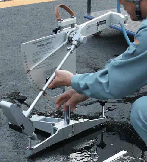 滑り抵抗測定器画像